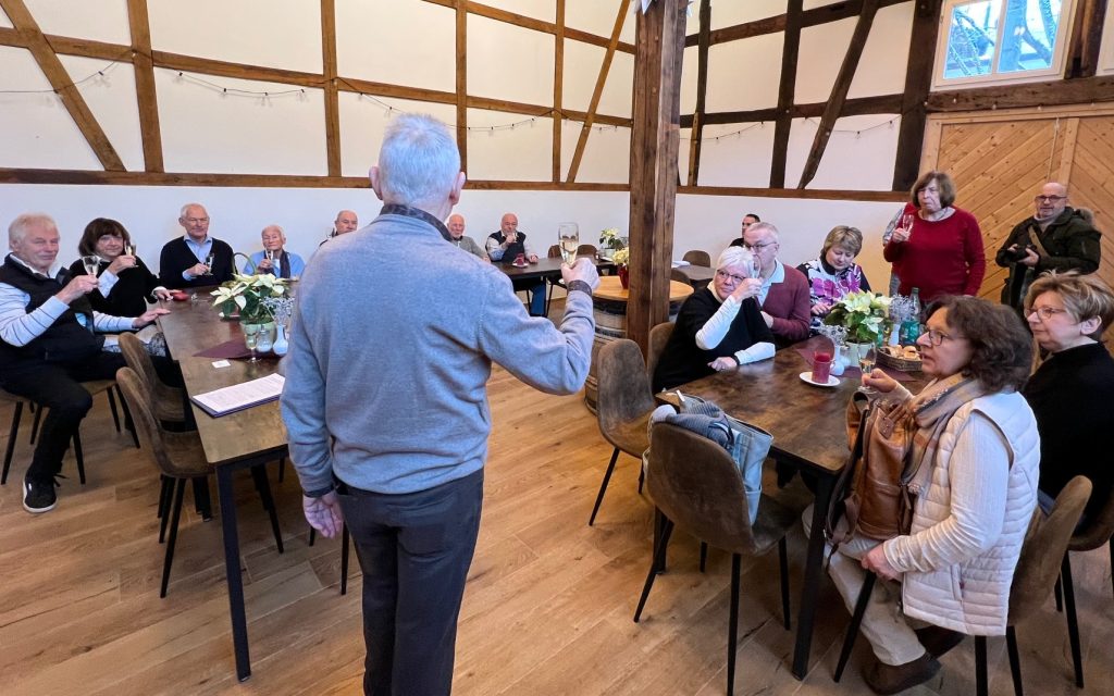 Prosit: Gilde-Vorsitzender Manfred Berg beim Neujahrsempfang 2026 in der Scheune an der Stadtmauer. 