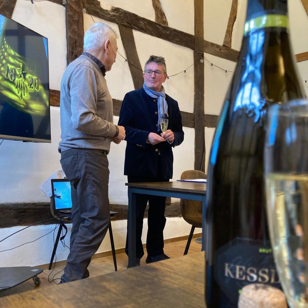 Gilde-Vorstand Manfred Berg und Robert Eberle beim Neujahrsempfang 2026 - mit Blick auf das Sektjahr 1826.